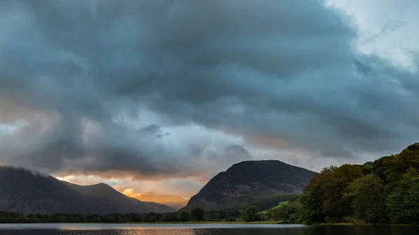 Imagem Encantadora Paisagem Nascer Sol Olhando Longo Loweswater Para Luz — Fotografia de Stock