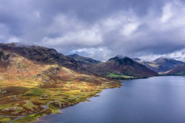 Yazın sonlarında Wast Water Vadisi 'nde dağ manzaralı Göl Bölgesi üzerinde insansız hava aracı uçurmak hayret verici bir bakış açısı.