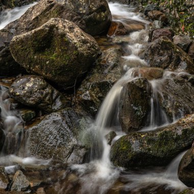İngiliz Gölü Bölgesi 'ndeki Ashness Köprüsü' nde akan şelalenin güzel, uzun pozlama manzarası.