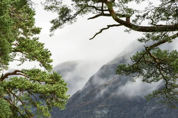 イルギルの上に吊るされた厚い低雲の見事な劇的なレイク地区の風景画像ワスデールバレーの頭は非常に効果的な画像を提供します — ストック写真