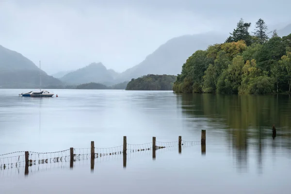 Piękny Krajobraz Derwentwater Angielskim Lake District Późnym Letnim Rankiem Nieruchomą — Zdjęcie stockowe