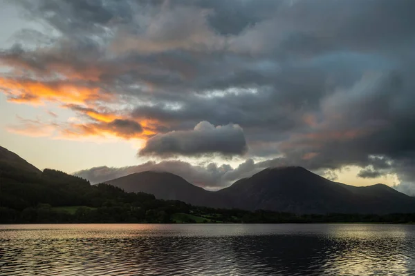Imagem Deslumbrante Paisagem Nascer Sol Olhando Através Loweswater Lake District — Fotografia de Stock