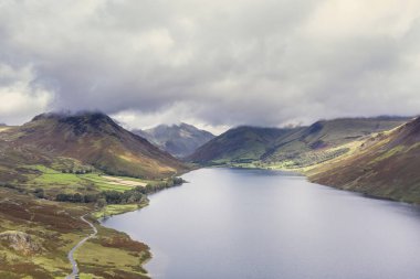 Yazın sonlarında Wast Water Vadisi 'nde dağ manzaralı Göl Bölgesi üzerinde insansız hava aracı uçurmak hayret verici bir bakış açısı.