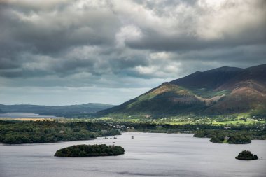 Şaşırtıcı dramatik manzara görüntüsü Göl Bölgesi 'nden Derwentwater' a bakan Skiddaw ve Grisedale Pike 'a uzaktan bakıyor.