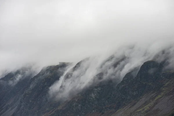 Splendida Drammatica Immagine Paesaggistica Lake District Densa Nube Bassa Appesa — Foto Stock