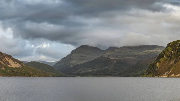 イギリスのレイク地区のEnnerdale Waterを越えて 栄光の夏の日没の間にScoat FellとPillarのピークに向かって見る素晴らしい風景画像 — ストック写真