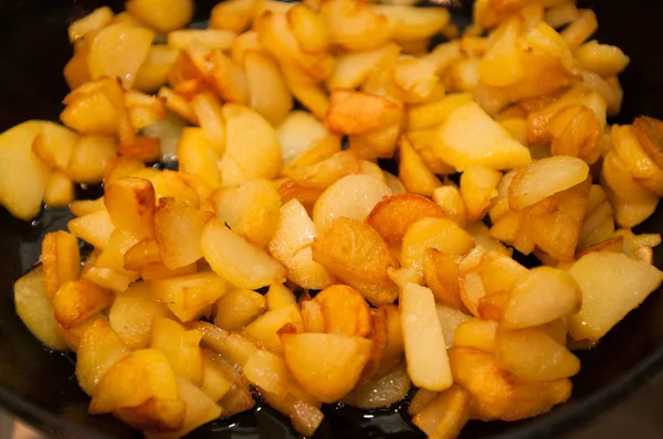 Gebakken Aardappelen Gouden Kleur Knapperig Zwarte Koekenpan — Stockfoto