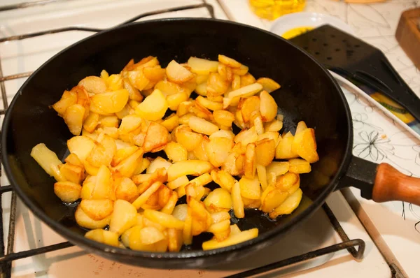 Pommes Terre Frites Couleur Dorée Croustillante Sur Une Poêle Noire — Photo