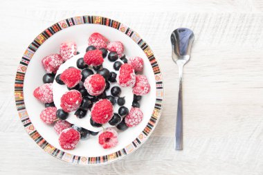 Lezzetli ve lezzetli dondurma çilek ile