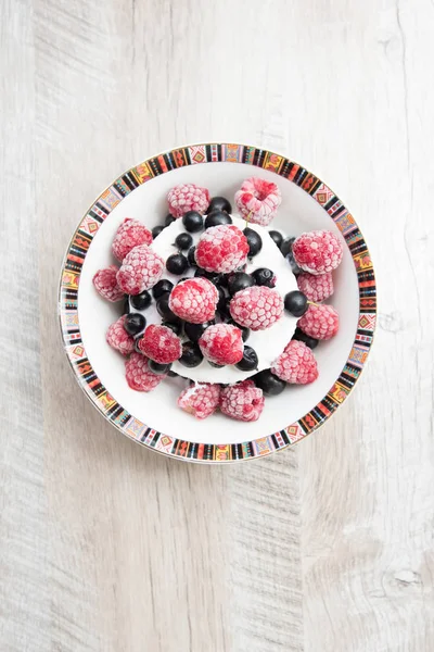 Lezzetli ve lezzetli dondurma çilek ile