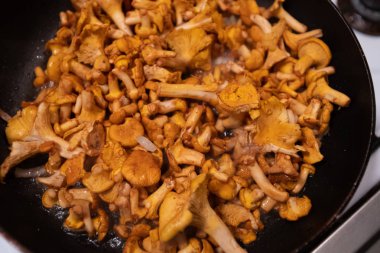 mantar üzerinde siyah kızartma tavası üstten görünüm