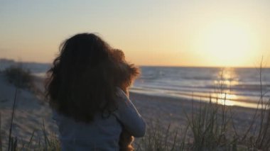 Kadın köpeğini kumlu deniz Beach ile. Kavramsal özgürlük, seyahat ve tatil görüntü. Ağır çekim.