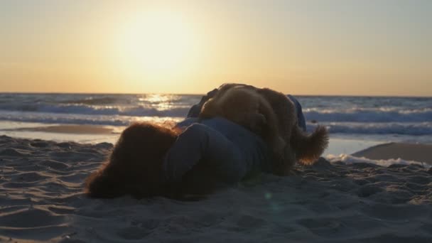 Ung Kvinna Med Hennes Hund Ligga Och Koppla Stranden — Stockvideo