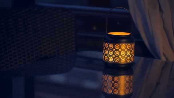 Linterna Con Vela Encendida Mesa Con Luces Mágicas Luciérnagas Noche — Vídeos de Stock