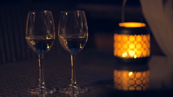 Dos Vinos Blancos Con Linterna Vela Encendida Mesa Concepto Romance — Vídeos de Stock