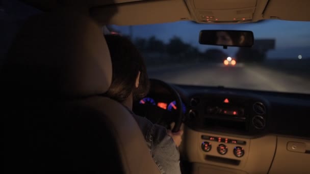 夜间驾车的妇女 — 图库视频影像