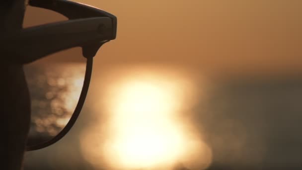 Cinemagraph Primer Plano Imágenes Mujeres Mirando Mar Través Gafas Sol — Vídeos de Stock