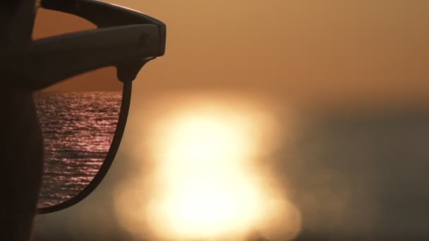 Cinemagraph Primer Plano Imágenes Mujeres Mirando Mar Través Gafas Sol — Vídeos de Stock