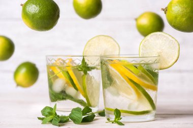 Ahşap masa üzerinde limon içecek.