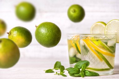 Ahşap masa üzerinde limon içecek.