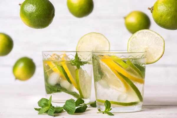 Ahşap masa üzerinde limon içecek.