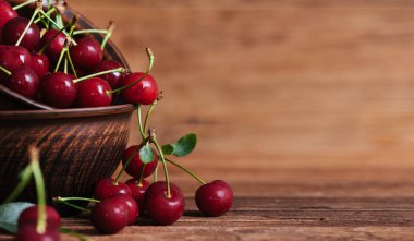Tahta arka planda tatlı kiraz.