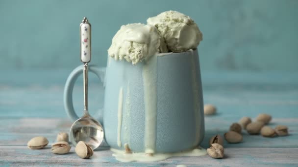 Cinemagraph Gelado Pistache Xícara Mesa Madeira Gotas Gelado Pingar Foto — Vídeo de Stock