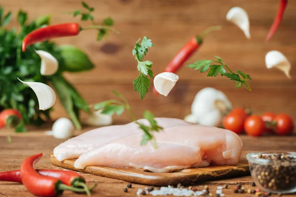 Rohe Hühnerfilets Auf Einem Schneidebrett Vor Dem Hintergrund Eines Holztisches — Stockfoto