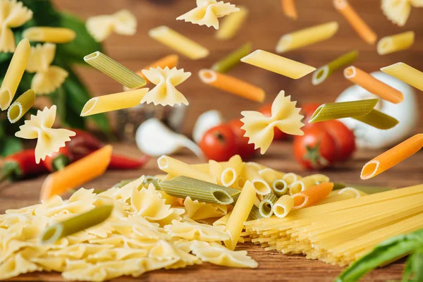 Pasta Achtergrond Verschillende Soorten Droge Pasta Met Groenten Kruiden Een — Stockfoto