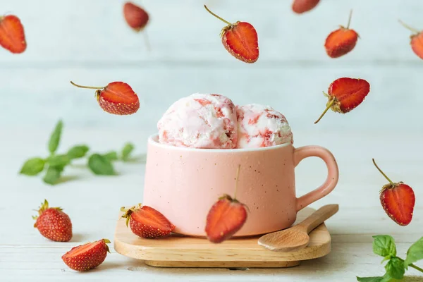 Helado Fresa Taza Sobre Mesa Madera — Foto de Stock