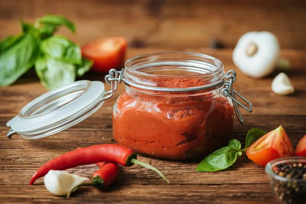 Tomatsås Burken Träbord — Stockfoto