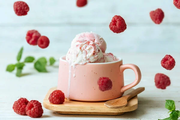 Helado Frambuesa Taza Sobre Mesa Madera — Foto de Stock