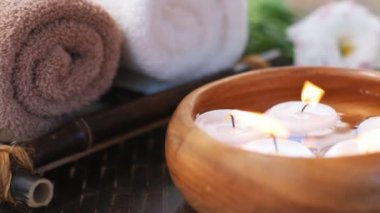 Su yanan mumlar. Spa bileşimi. Yakın çekim. 