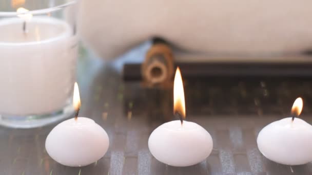 温泉仍然生活与芳香的蜡烛 花和毛巾 水疗套装 — 图库视频影像