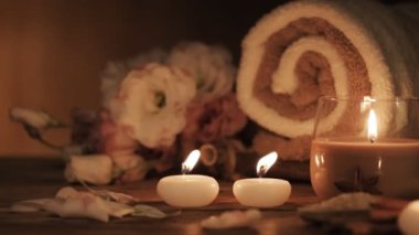 Cinemagraph - Spa natürmort kokulu mum, çiçek ve havlu. Yaşam foto.