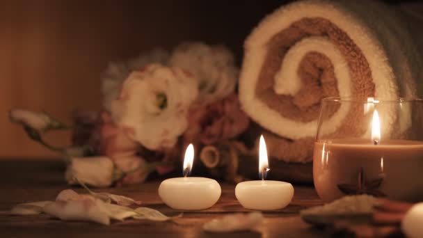 Cinemagraph Spa Ainda Vida Com Velas Aromáticas Flores Toalha Fotografia — Vídeo de Stock