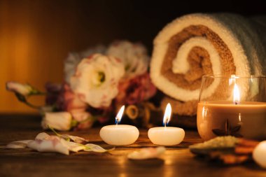 Kokulu mumlar, çiçekler ve havlu ile Spa natürmort.