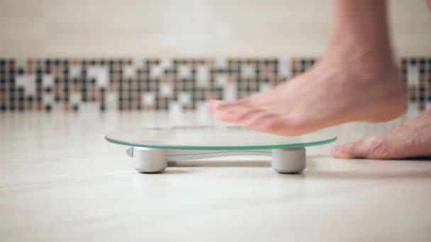 Männliche Füße Stehen Auf Elektronischen Waagen Zur Gewichtskontrolle Badezimmer — Stockvideo