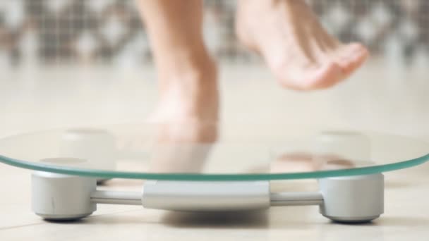 Piedi Donna Piedi Bilance Elettroniche Controllo Del Peso Bagno Primo — Video Stock