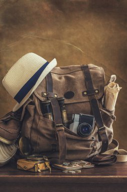 Görüntü kavramı, temel tatil öğeleri seyahat arıyorum. Sırt çantası. Retro etkisi.