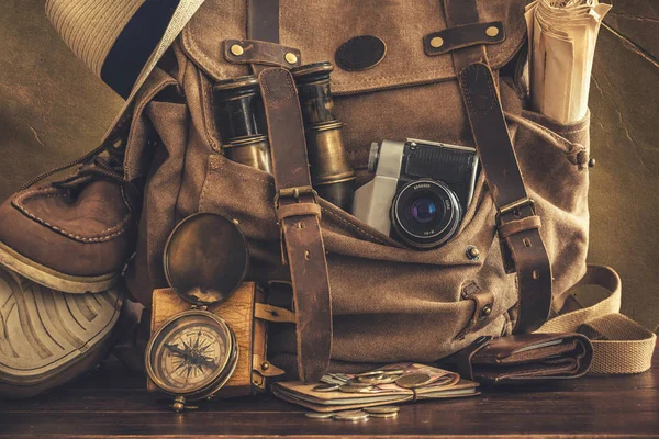 Mirando Imagen Del Concepto Viaje Artículos Vacaciones Esenciales Mochila Efecto —  Fotos de Stock