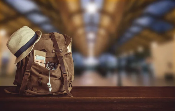 Mochila Sombrero Estación Tren Concepto Viaje —  Fotos de Stock