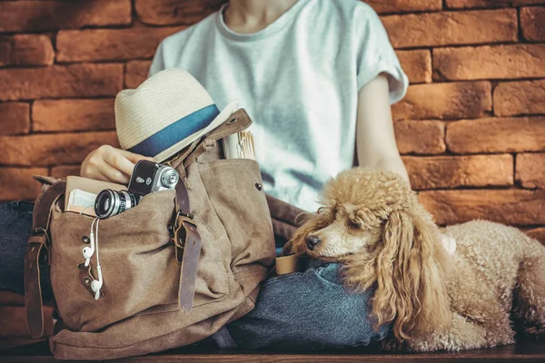 Jovem Com Cão Mochila Conceito Viagem — Fotografia de Stock