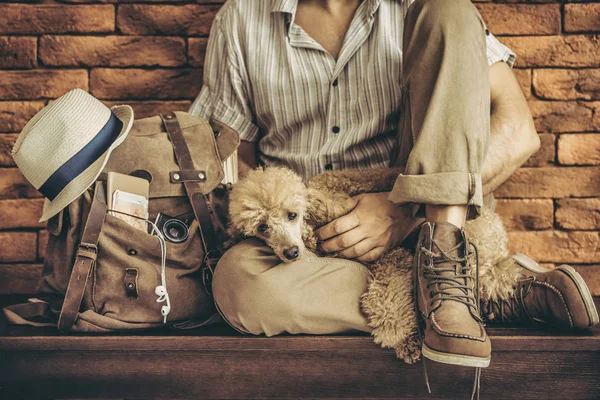 Молодий Чоловік Собакою Рюкзаком Концепція Подорожей — стокове фото