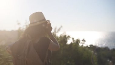 Sırt çantası ile mutlu kadın turist. Seyahat ederken retro kamerayla resim yapma kadın .