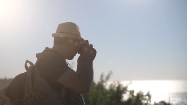 Onnellinen Mies Turisti Reppu Mies Tekee Kuvia Retrokameralla Matkustaessaan — kuvapankkivideo
