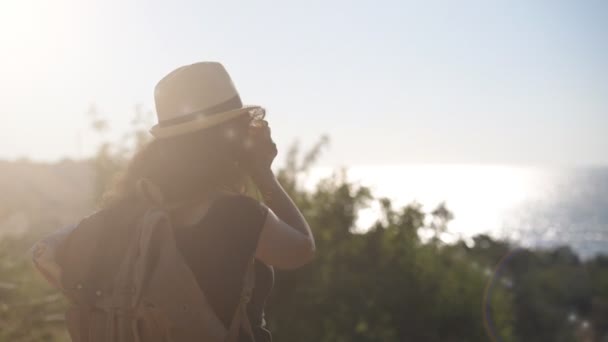 Onnellinen Naisturisti Reppuineen Nainen Tekee Kuvia Retrokameralla Matkustaessaan — kuvapankkivideo