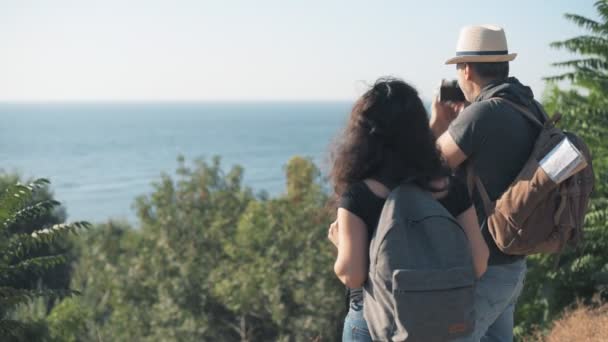 Feliz Casal Turistas Com Mochilas Homem Fazendo Fotos Com Uma — Vídeo de Stock