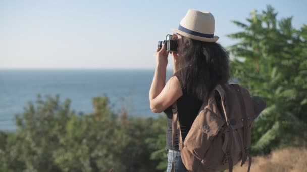 Cinemagraph 快乐的女游客与背包 女人在旅行时用复古相机制作照片 动感照片 — 图库视频影像