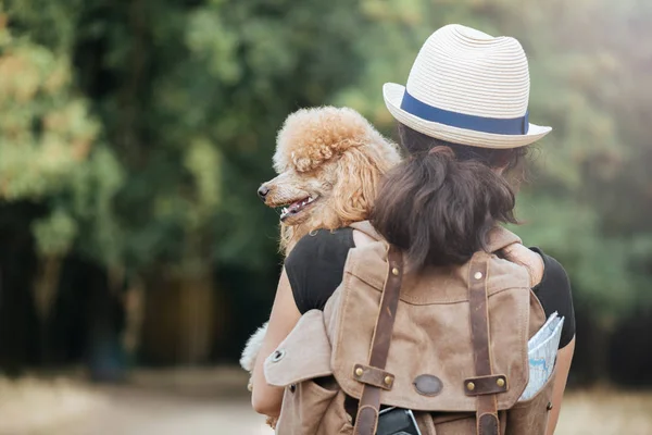 Mulher Viajante Com Mochila Segurando Cão Olhando Para Floresta Conceito — Fotografia de Stock